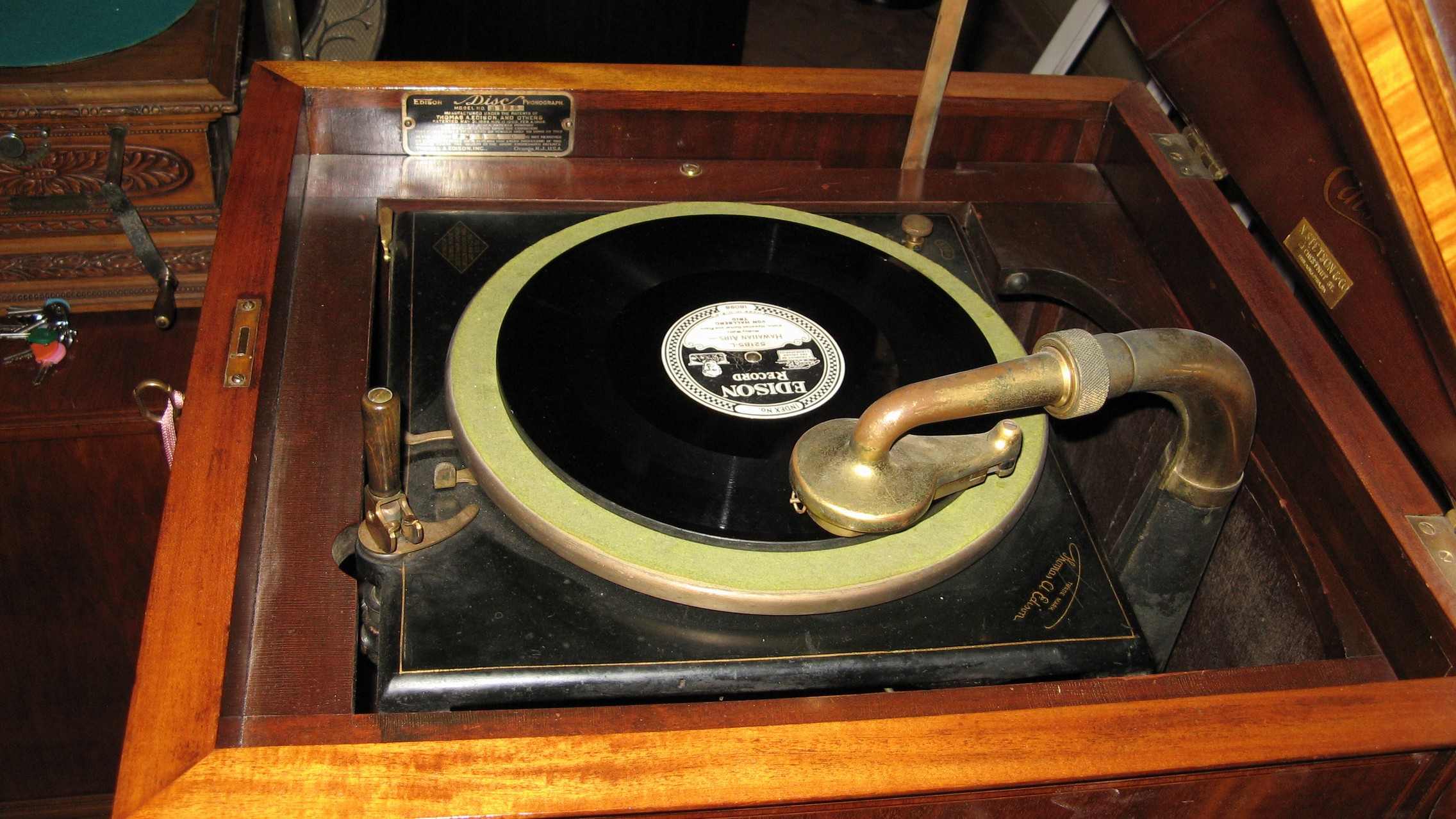 n_29- Collezione storica di macchine per la riproduzione sonora - Fonografo di Edison.jpg